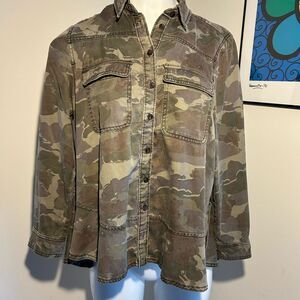 Anthropologie women’s Camouflage Button-Up Shirt Size 2